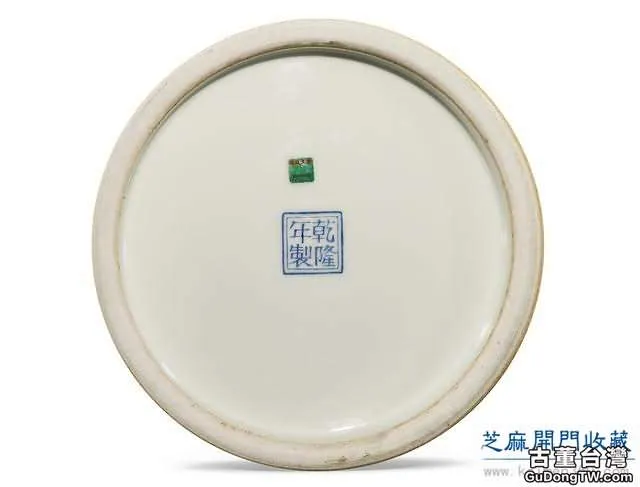 乾隆 粉彩花石雄鷹圖天球瓶