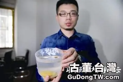 工作人員使用飽和鹽水即可簡單判定蜜蠟真假：真蜜蠟因密度小會漂浮在水面。