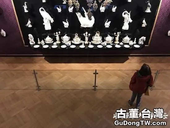 　　一名參觀者在德國邁森瓷器博物館觀看邁森瓷製品。新華社記者 張遠 攝