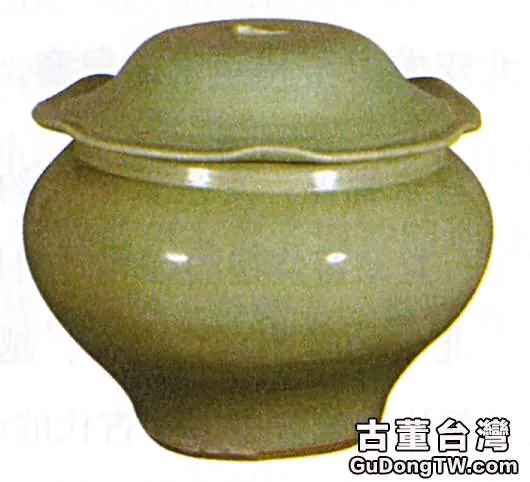 南宋 龍泉窯梅子青釉荷葉形蓋罐 高29厘米 觀復博物館藏