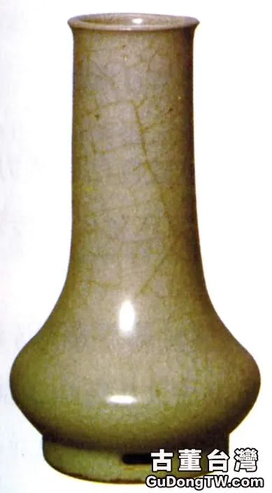 南宋 龍泉窯官釉長頸瓶 高18.7厘米 觀復博物館藏