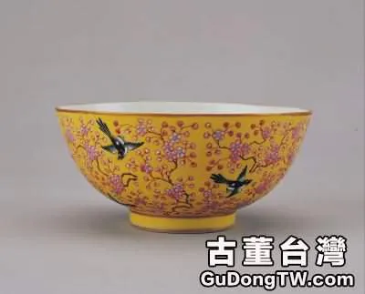 黃地粉彩梅鵲紋碗