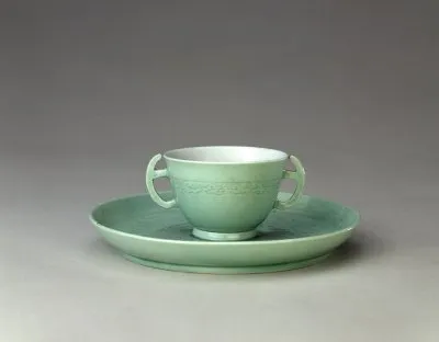淡綠釉暗花螭紋杯碟