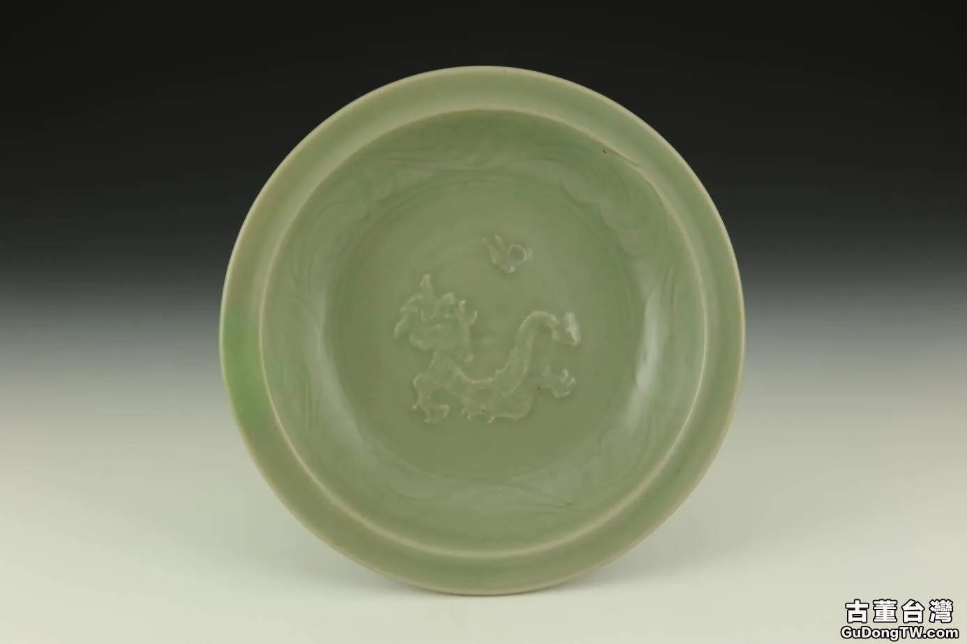 元代龍泉窯模印貼塑獨龍戲珠紋折沿大盤