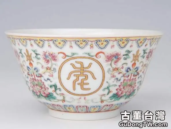 嘉慶官窯粉彩瓷器
