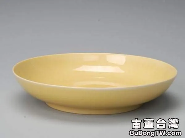 明代弘治款官窯瓷器黃釉盤