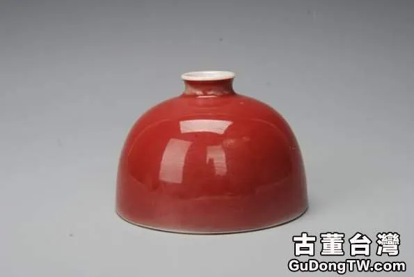 清代康熙豇豆紅釉暗刻團螭紋太白尊瓷器