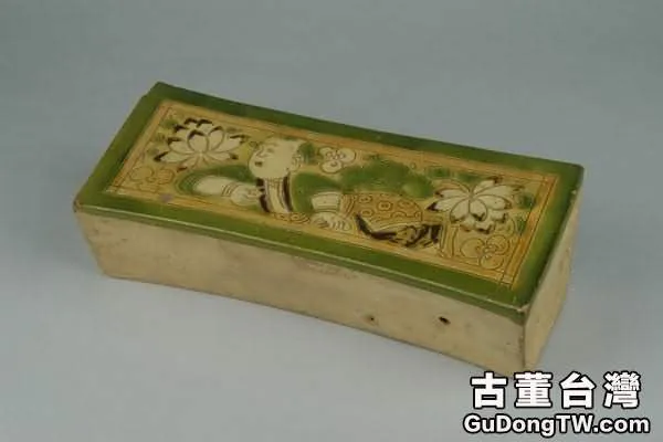 三彩童子臥蓮紋