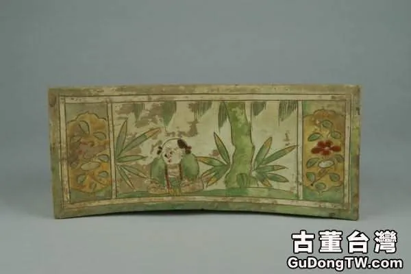 三彩坐童紋枕