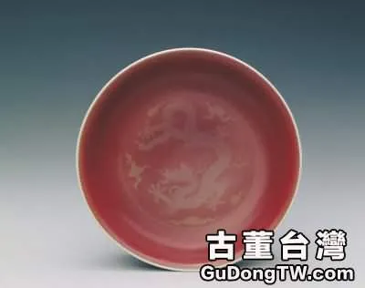 鮮紅釉金彩雲龍紋盤.webp