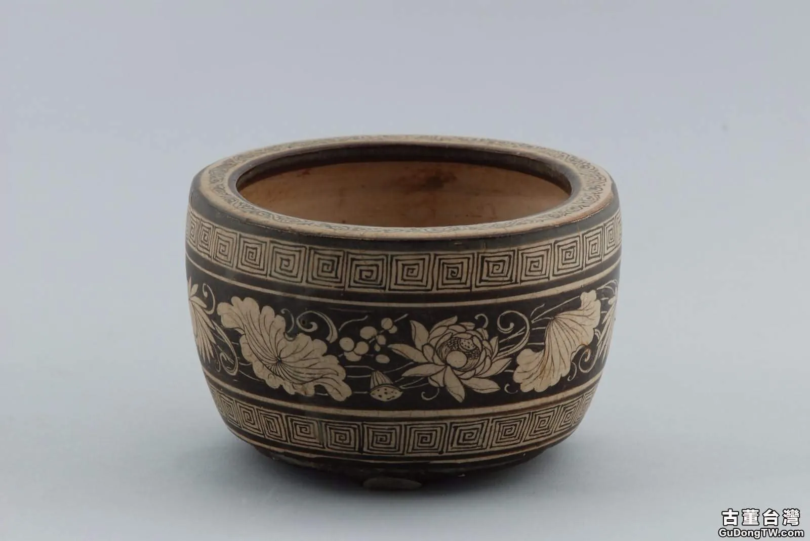 吉州窯釉下彩繪荷花紋爐