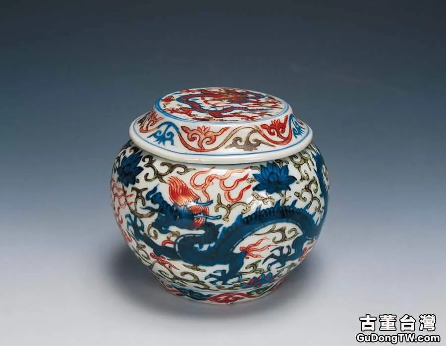 明萬曆五彩雲龍紋蓋罐  