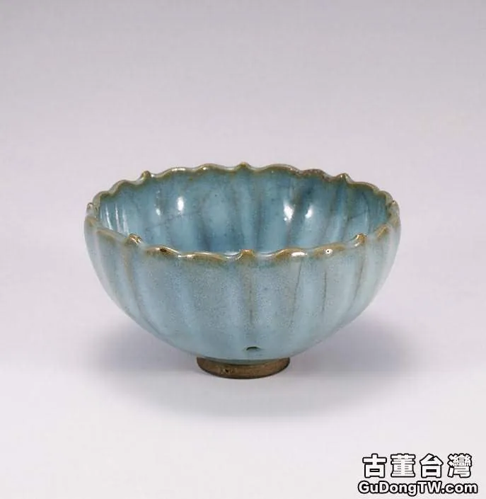 天青釉八瓣蓮花碗精美的藝術，值得鑒賞的古代藝術品（1張圖片）-古董台灣