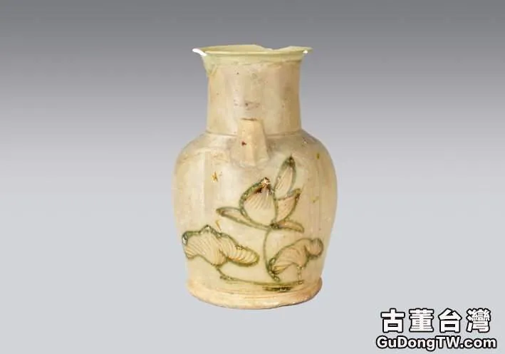 長沙窯青釉瓷壺上畫褐綠彩荷花，可見唐人審美的高雅