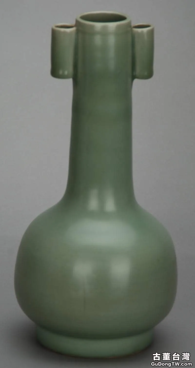 南宋龍泉窯青釉大貫耳瓷瓶