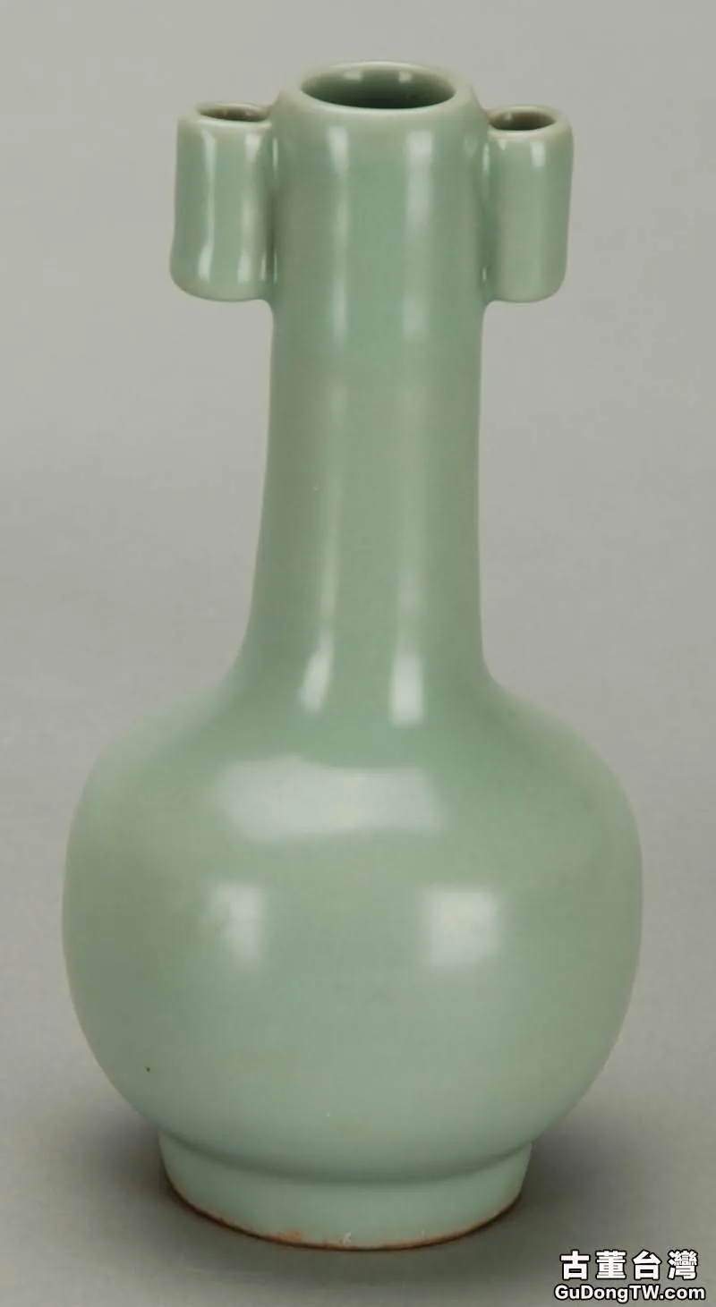 南宋龍泉窯青釉小貫耳瓷瓶